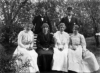'Ringerikemalerne' o. 1899 Kris Torne (i sort) og fra venstre Ingeborg Motzfeldt Løchen, Oluf Wold-Torne, Lalla Hvalstad, Gerhard Munthe og Johanna Bugge