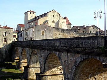 Pont conduisant au pied des remparts et de l'église Sainte-Marie de Roquefort