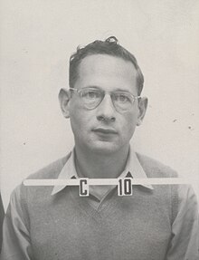 Photo en noir et blanc. Visage d'un homme portant des lunettes.
