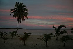 Matahari terbenam di Pantai Sun Bay Beach