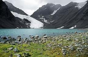 Kebnepakteglaciären med Tarfalasjön framför.