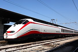 Frecciabianca działa na głównych liniach Trenitalii. Zatrzymuje się głównie w dużych miastach.