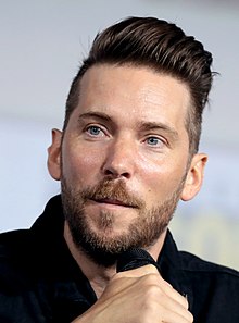 Troy Baker SDCC 2019 (48378614692) (обрезано) .jpg