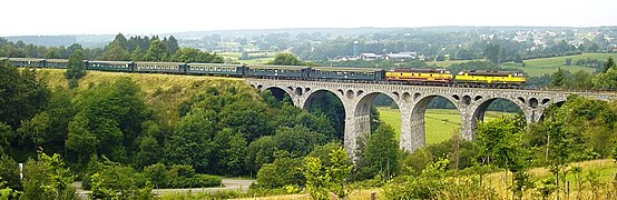 La 1805 bordeaux (CFL) et la 5307 verte (SNCB) sur le pont de Vennquerbahn aux abords de Bütgenbach en Belgique.