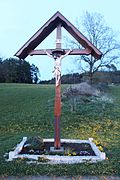 Veringenstadt Feldkreuz bei den Lieshöfen.Das erste Kreuz an dieser Stelle wurde nach dem Zweiten Weltkrieg 1946 errichtet. Das aktuell stehende Kreuz wurde 2000 errichtet. Jeweils gestiftet von Familie Andreas Bulach senior und junior.