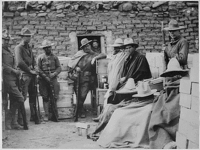 Американские солдаты (на заднем плане с ружьями) и пленные «вильисты»