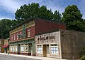 Parte del set ad Agassiz, Canada. A sinistra è visibile il Wayward Pines Hotel.