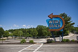 Знак Weirs Beach, расположенный в начале Lakeside Ave.