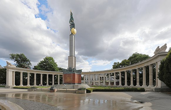 Памятник героям Красной армии на площади Шварценбергплац в Вене, открытый в 1945 году