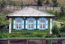 Ein altes Holzhaus in Listwjanka am Ufer des Baikalsees
