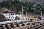 構内留置線と野岩鉄道本社（2011年12月）