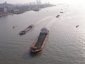 English: Ships on the Yangtze River in Nanjing...
