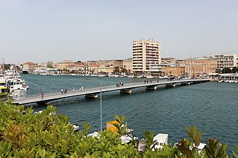 Stadsbron i Zadar som leder från fastlandet till halvön som Gamla stan ligger på.