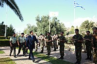 שר החוץ לשעבר של יוון דמטריוס דראוטסאס מבקר אצל חיילי הכוח ב-2010