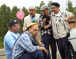 Александр Пашковский (сидит слева) на съёмках фильма «Святое дело».