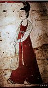 A maid wearing tanling ruqun with pipo over the shoulders, mural from the tomb of Yanfei (燕妃), Tang dynasty.