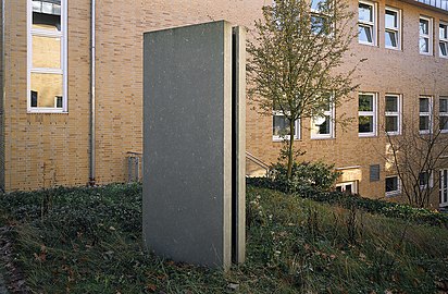 Untitled, 1991, Anroechter Dolomit/Stainless Steel, ca. 300/125/55 cm (Location: KIT, Karlsruhe)