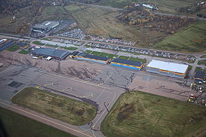 Flygfoto över terminalen, plattan, hangar och garage 2013