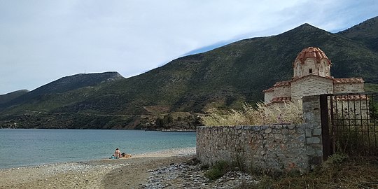 Vue de l'église au bord de la plage au pied du Mont Arabikias .