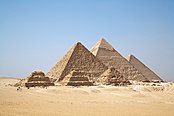 Les pyramides de la nécropole de Gizeh, près du Caire (Égypte) : les plus célèbres, les plus hautes et les plus richement ornées des grandes pyramides de l’Égypte antique. (définition réelle 4 372 × 2 906)