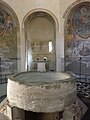 Fonte battesimale e nicchie ai lati dell'abside