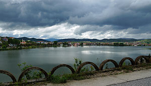 Blick über den See auf die Stadt (2014)