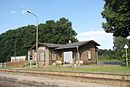 Bahnhof Vogelsang, bestehend aus Empfangsgebäude mit Stellwerksanbau, Güterschuppen mit Rampe und Straßenpflasterung