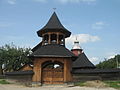 Biserica de lemn şi clopotniţa