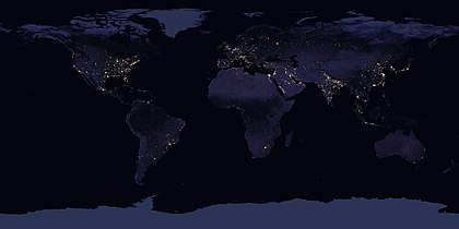 Imagem composta que mostra as luzes noturnas da Terra observadas em 2016 pelo satélite Suomi NPP (definição 43 200 × 21 600)