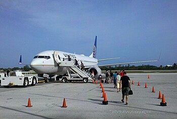 English: Passengers boarding United Airlines j...