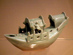 Celadon keramička posuda za vodu o obliku barke iz razdoblja dinastije Yuan.