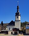 St. Margaretenkirche (mit Ausstattung), Kirchhof mit Einfriedung und Kriegerdenkmal für die Gefallenen des Ersten Weltkrieges, Grabplatte an der Kirche, Leichenhalle mit Toilettenanbau auf dem Kirchhof