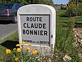 Une borne le long de la route Claude Bonnier