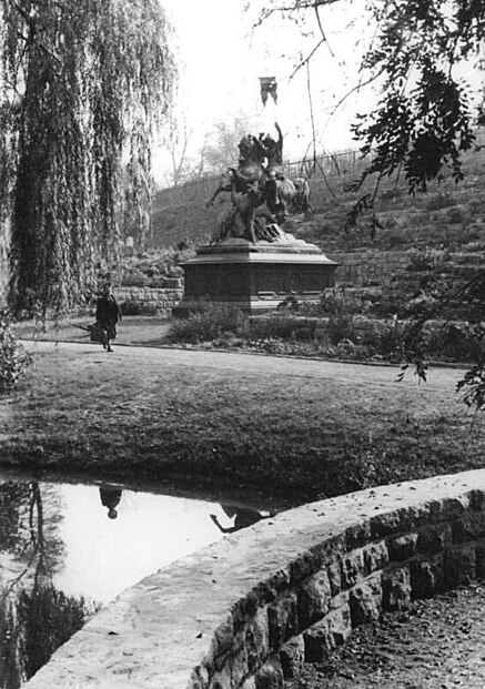 File:Bundesarchiv Bild 183-21822-0009, Berlin-Friedrichshain, Denkmal St. Georg im Kampf mit Drachen.jpg