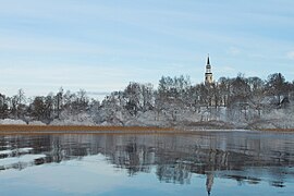 Вид с озера на церковь