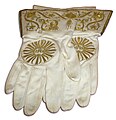Bílé potifikální rukavice