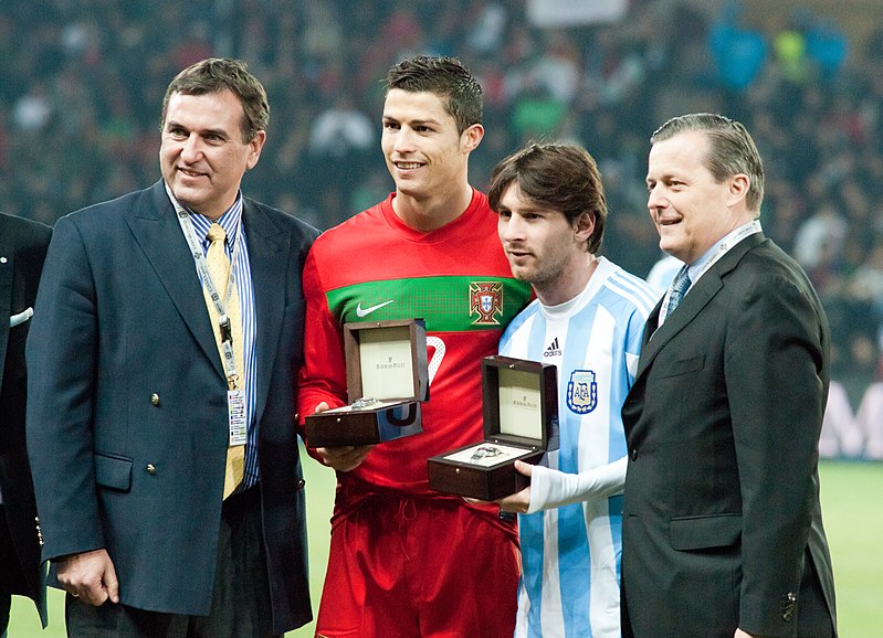 Berkas:Cristiano Ronaldo (L), Lionel Messi (R) – Portugal vs. Argentina, 9th February 2011 (1).jpg