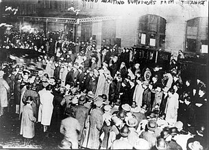 1912年4月18日，在紐約港54號碼頭（英語：Pier 54）等待喀爾巴阡號抵港的群眾