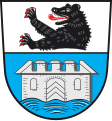 Gemeinde Wasserburg (Bodensee) Geteilt von Silber und Blau; oben der Rumpf eines rotbewehrten schwarzen Bären, unten über blauen Wasserwellen eine zinnenbekrönte silberne Burg.
