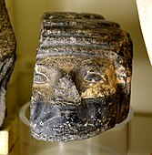 Cabeça de basalto danificada de um estrangeiro, de um soquete de porta. Época Tinita, 1ª a 2ª Dinastia. De Tebas, Egito.