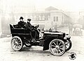 Dietrich-Bugatti (1902 à 1904), conduite par Ettore Bugatti, avec Eugène de Dietrich sur le siège arrière.