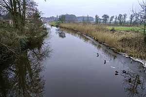 Hoornse Vaart bij Den Hoorn met de toren van de Sint-Bonifatiuskerk op de achtergrond