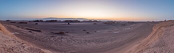 Vista panorâmica de aproximadamente 180 graus do deserto de Lute (“Deserto do vazio”), situado nas províncias de Carmânia e Sistão-Baluchistão, Irã. Esta parte do mundo tem particularidade de haver registrado a mais alta temperatura medida na superfície da terra (70 °C) e é, desde julho de 2016, patrimônio da Humanidade segundo a UNESCO. (definição 13 835 × 4 230)