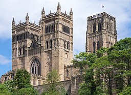 Durhams katedral från väster nerifrån ån.
