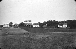 Esplanaden i Ronneby fotograferad mellan 1921 och 1926 med Prinshuset på plats i mitten av husraden i bild. Den högsta byggnaden bredvid Prinshuset är den då nyuppförda folkskolan.