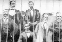 "Les dirigeants des faisceaux siciliens dans la cage du tribunal lors du procès d'avril 1894"