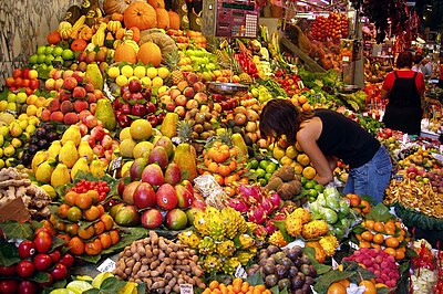 Kios buah-buahan di pasar di Barcelona, Spanyol.