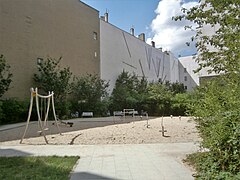 Kinderspielplatz mit den Altbau-Quergebäuden der Danziger Straße (2016)