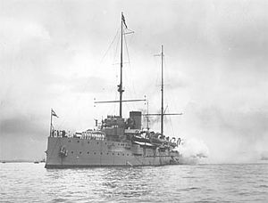 主砲を右舷に指向した本艦（1907年）。