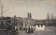 Пам'ятник Кочубею та Іскрі на площі (1910-ті)